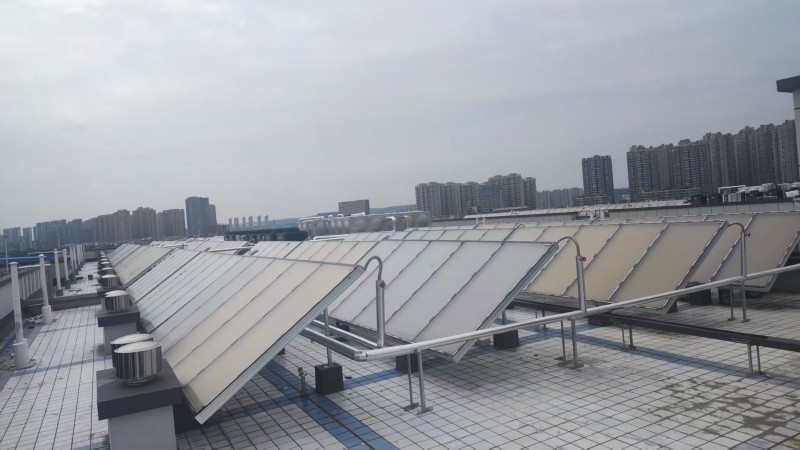 河南洛陽河南科技大學太陽能高效大平板 + 空氣能清潔熱水項目